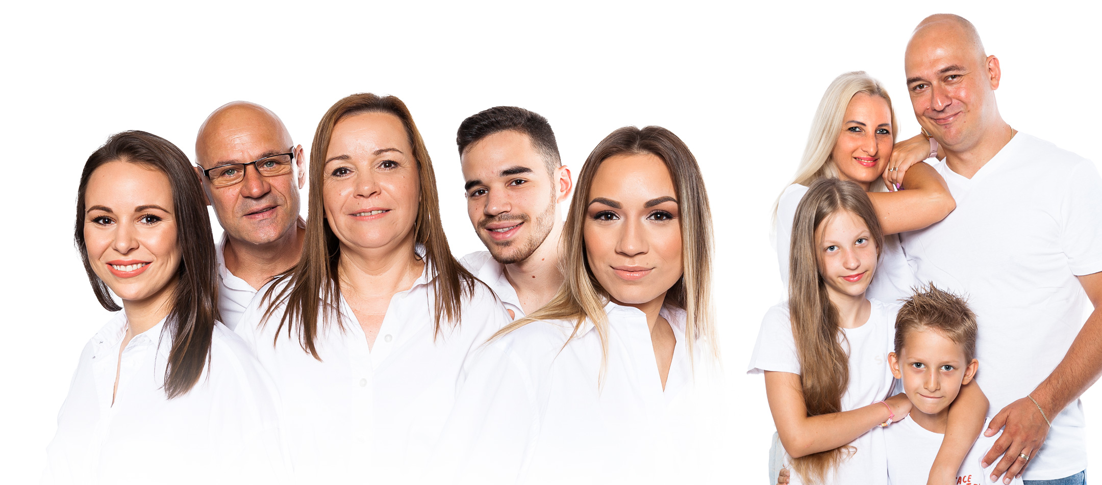 fehér ingben, fehér háttér előtt készült családi fotózás, a résztvevők közötti kapcsolat erős.