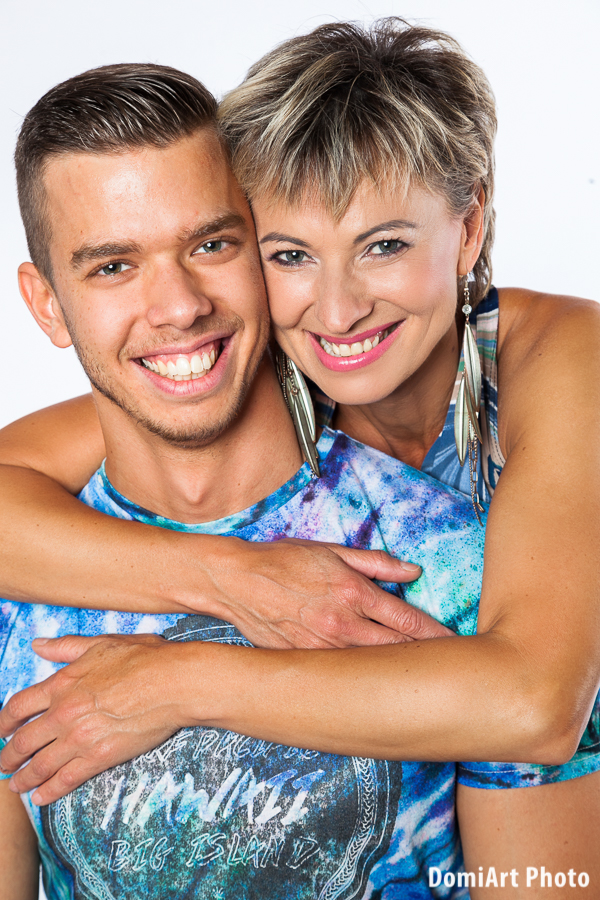 boldog pillanat amikor az anya és a fia együtt áll a kamerák elé, csillog a szemük és fülig ér a szájuk - anya-fia fotózás debrecen