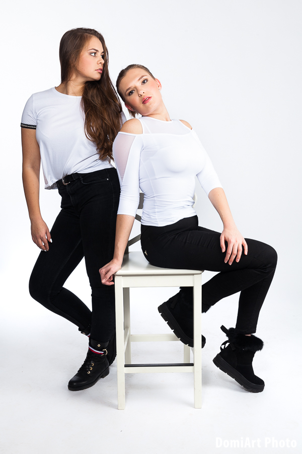 fehér székes modellfotózás - barátnős fotózás