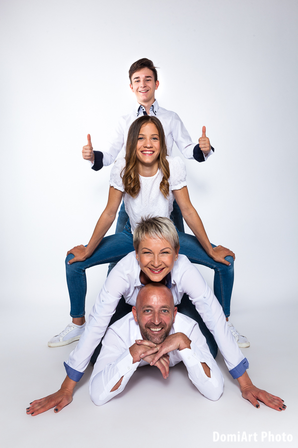 családi totemoszlop, a fiú hason feskzik a többiek felette állnak - családi fotózás árak