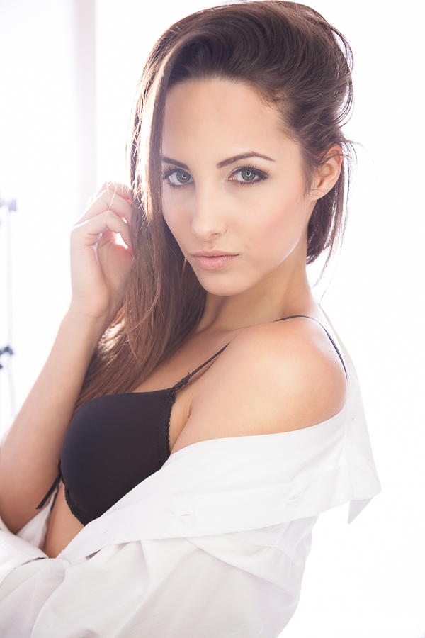 Fehérneműs fotózás Debrecen - közeli portré fekete fehérneműben pózoló lányról, akin fehér ing van. Az ing a vállán lecsúszik.