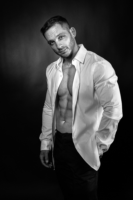 férfi fekete-fehér portré fotózás - fehér kigombolt ingben