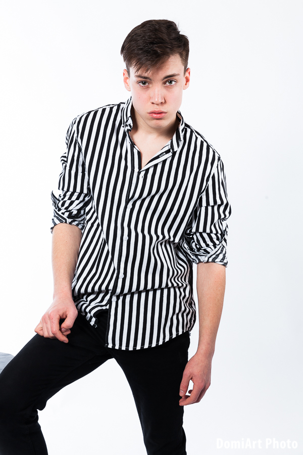 csíkos ingben ejtett vállú mozdulat - férfi fotózás