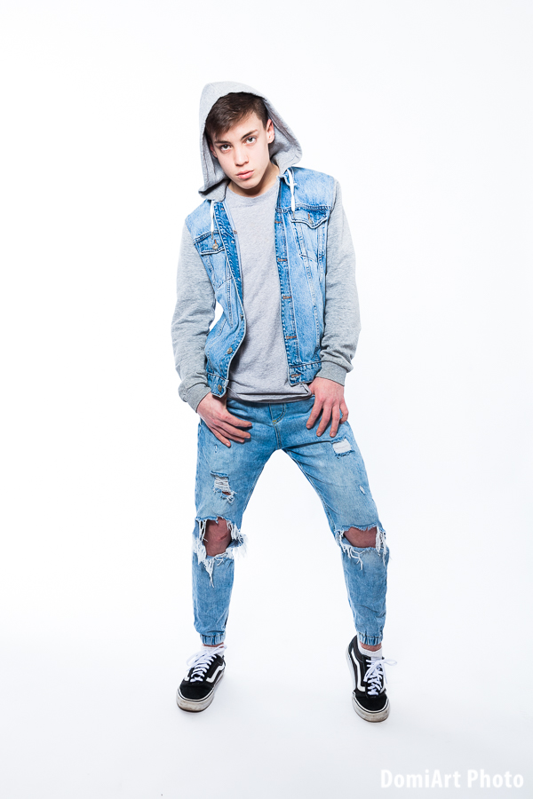 kapucnyis, hfarmer szettben pózoló srác - műtermi férfi fotózás - debrecen