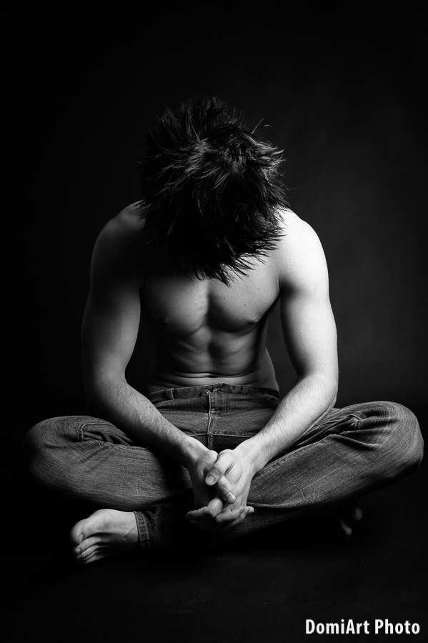 férfi törökülésben ül és lefele néz - férfi portfólió fotózás