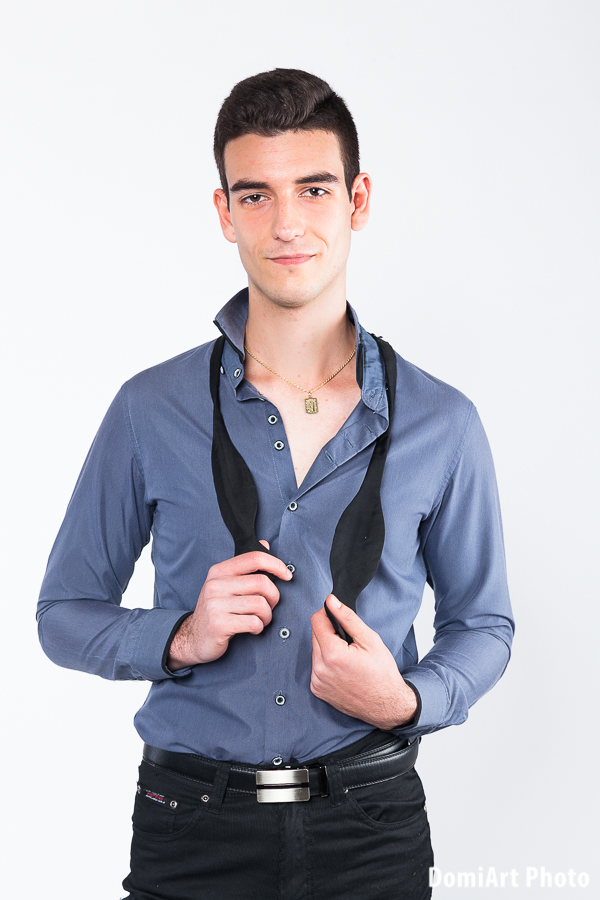 mosolygó férfi fotózás ingben kiengedett csokornyakkendővel, műteremben