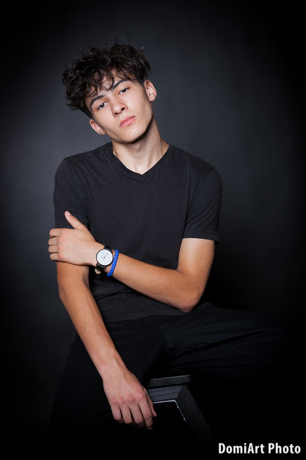 közeli férfi portfólió fotózás portré laza kartartással, flegmás arckifejezéssel