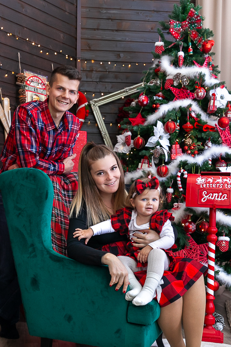 ledes karácsonyi izzófal előtti karácsonyi családi fotózás