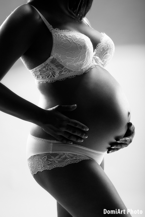 fekete-fehér kismama pocakhotózás, különleges kontrasztos fényekkel - kismama fotózás debrecen