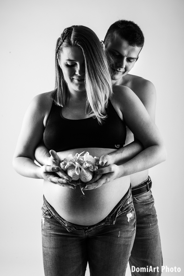 Apuka farmerben a kismama mögött, a kismama is farmerben és melltartóban áll, összeöltözős képek. - kismama fotózás debrecen