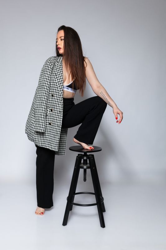 fashion glamour lépcsős széken ülő lány takarja kezével és hajával a melleit