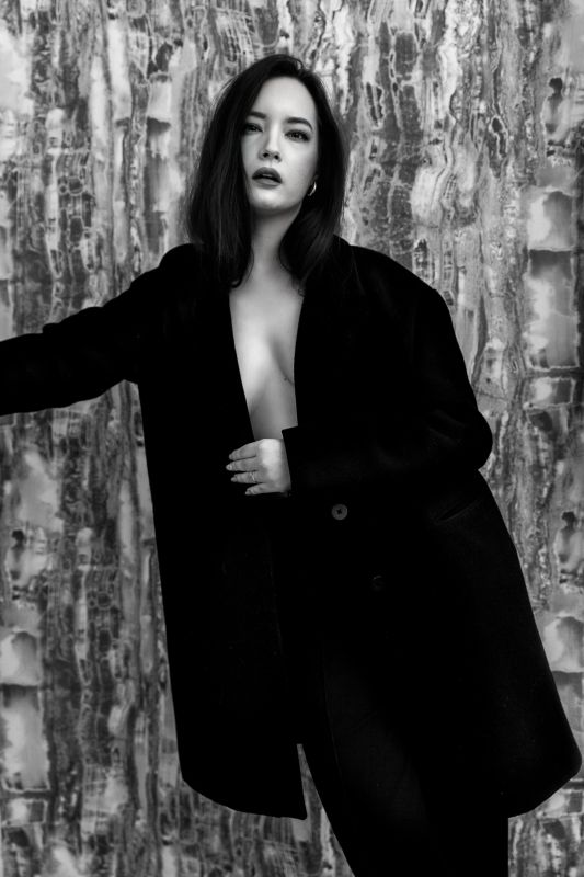 dekoltázst megvillantó fekete-fehér lifestyle glamour fotó