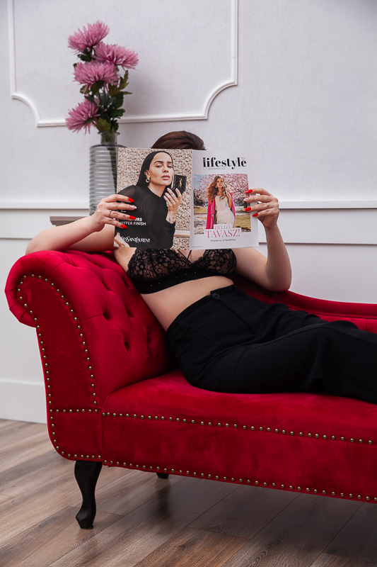 lifestyle glamour fotózás - bíbor kanapén