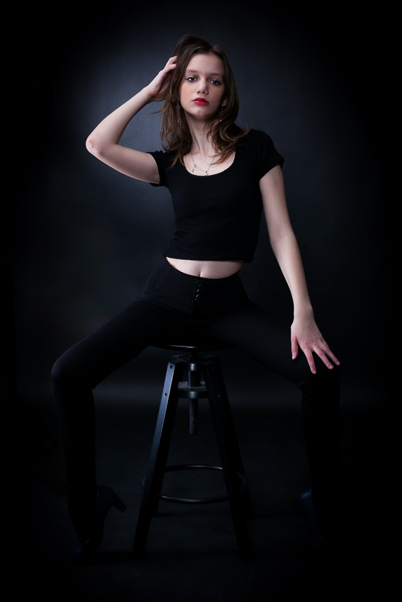 speciális nehéz póz, a modell mindkét kezét maga elé tartja és úgy ér a feje tetejéhez - modell portfólió készítés debrecen