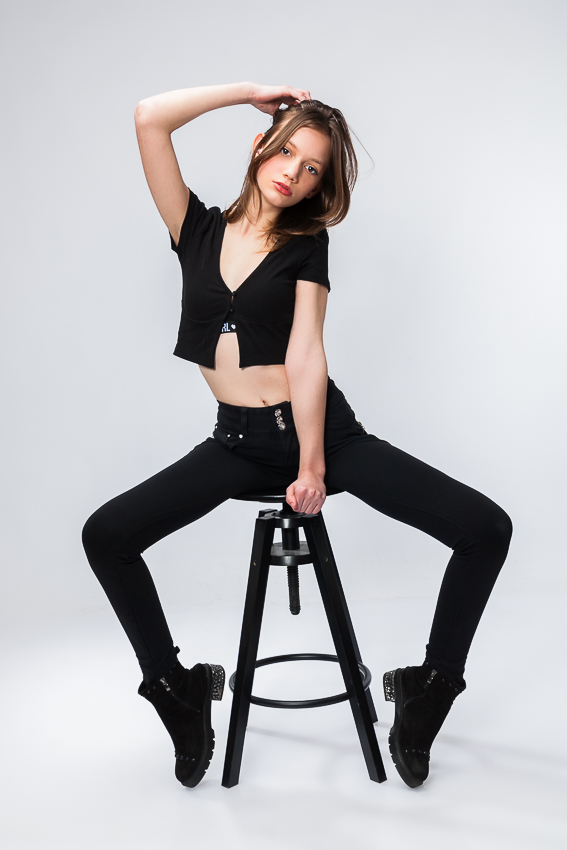 speciális nehéz póz, a modell mindkét kezét maga elé tartja és úgy ér a feje tetejéhez - modell portfólió készítés debrecen