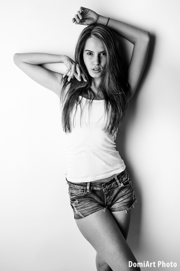 mátrix modell portfólió fotózás modell áll a falnál és feltett kézzel pózol - debrecen