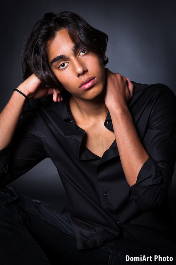 fekete hátteres férfi portréfotózás műteremben