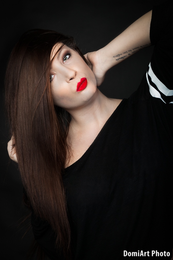 fekete hátteres női portréfotózás