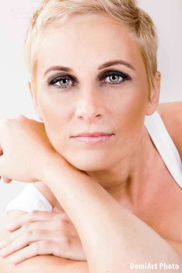 rövid szőke hajú női arc, szemhangsúlyos sminkkel, női műtermi portréfotózás