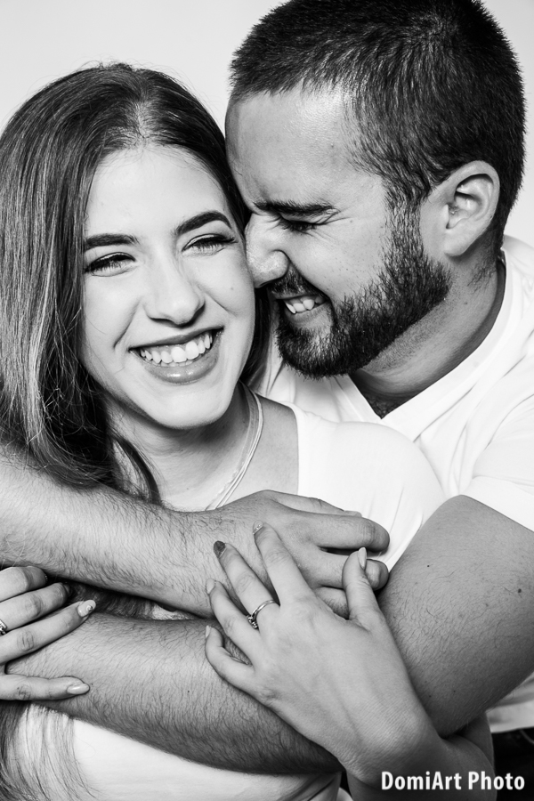 páros fotózás debrecen - boldog pár fekete-fehér fotó, összebujós, nevetős cuki