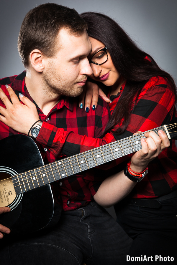 gitárszóló közben összebújós párt látunk, jegyes fotózás debrecen
