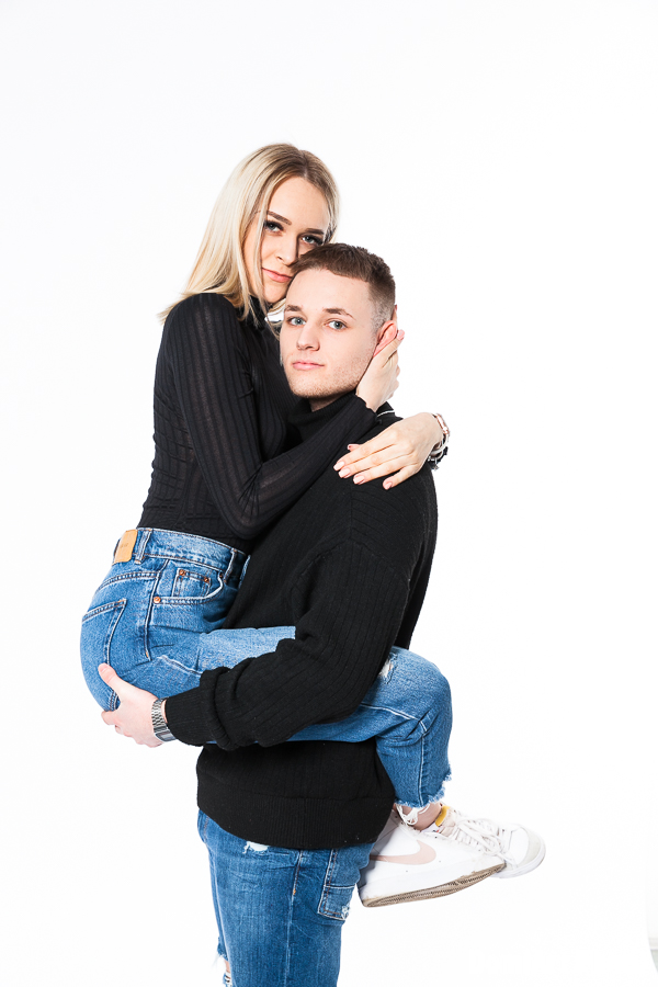 a fiú az ölében tartja a lányt, aki átkulcsolja a lábát a derekánál- páros fotózás póz