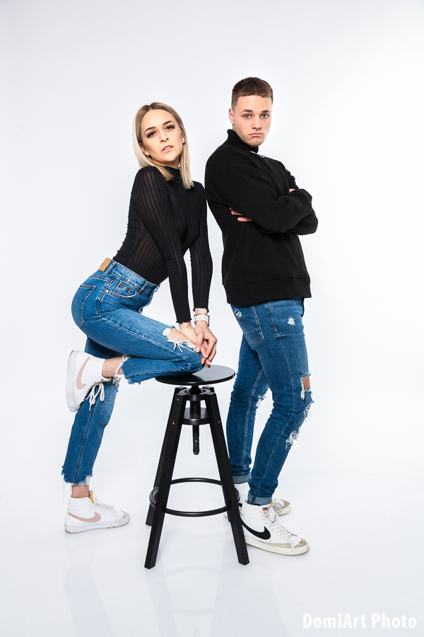 Kék farmeres, fekete felsős modell páros fotózás