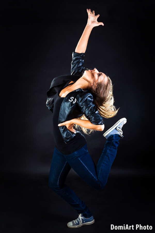 Bőrdzsekis táncos fotózás műteremben Debrecen