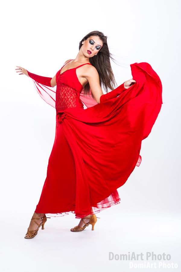 a sorozat következő része lágy mozdulatok, szálló ruha megörökíti a mozgást egy álló képen - táncos fotózás debrecen