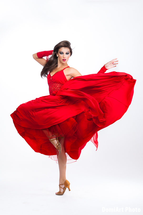 egy lábon álló pörgős táncos fotózás pillanat, amikor a mozdulat befagy a képen - debrecen